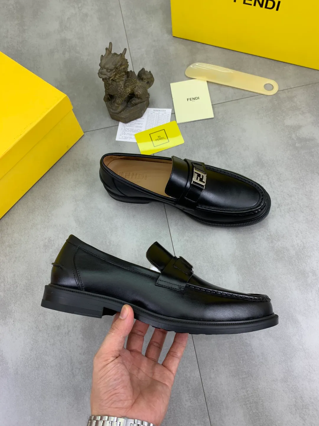 ​Men's shoes 💰P480💰[New model] Water dyed cowhide 🆘 The latest FENDI (Fendi) new casual leather shoes 🕶️🕶️Simple routing effect, showing an elegant and cool driving shoe 🎬Made of Italian 🇮🇹 imported calfskin + first-layer water-dyed cowhide lining🐂Excellent material🎬Detailed workmanship 🤗Comfortable foot feel➰➰. ​Pair it with any outfit to show your taste and temperament, low-key luxury ♻️Design ​simple and elegant ​noble and fashionable 🍃​Very loved and favored by trendy men 💓❤️Size: 38-44 2⃣️colors available